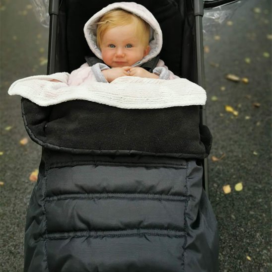 Chancelière poussette bien au chaud