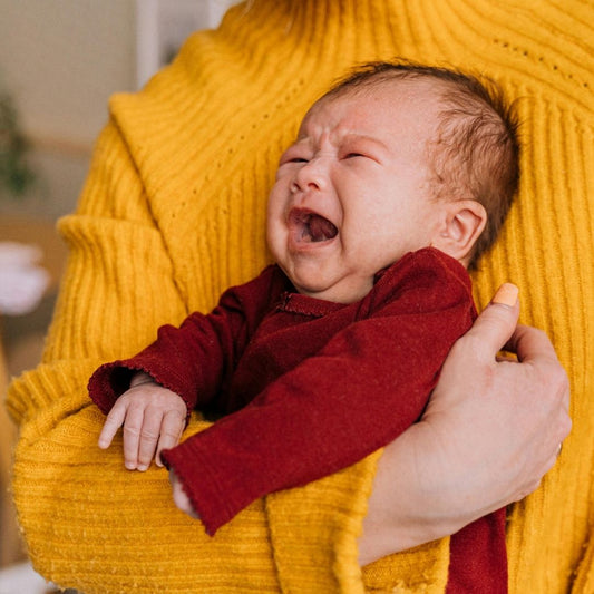 Pourquoi éviter de soulever bébé sous les aisselles ?