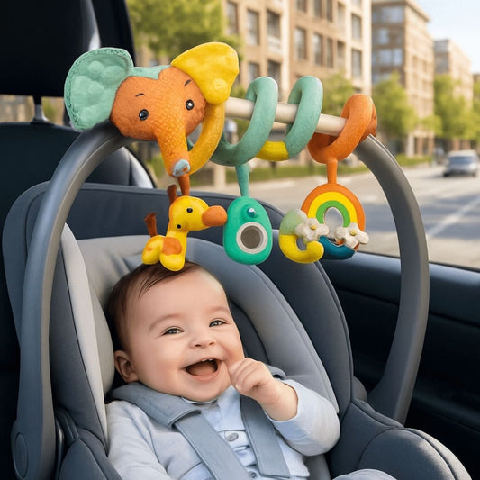 Un enfant installer dans son siège auto avec un hochet bébé serpentin éléphant orange suspendu au dessus de sa tête