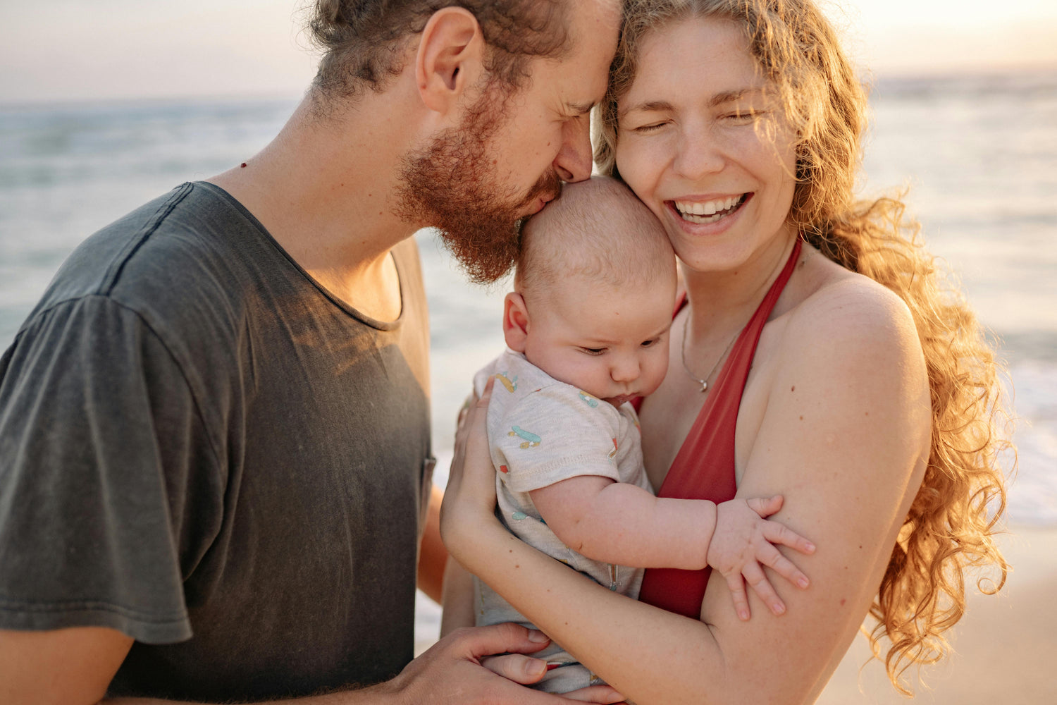 Image pixel parents et enfant sur la plage
