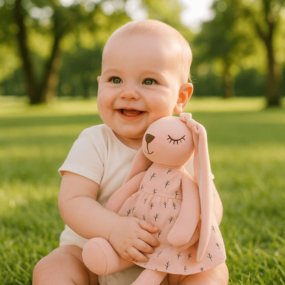 Peluche lapin qui accompagne chaque aventure