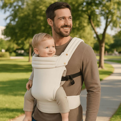 Un père se promenant dans un parc avec son bébé face vers le monde dans un porte bébé physiologique beige uni
